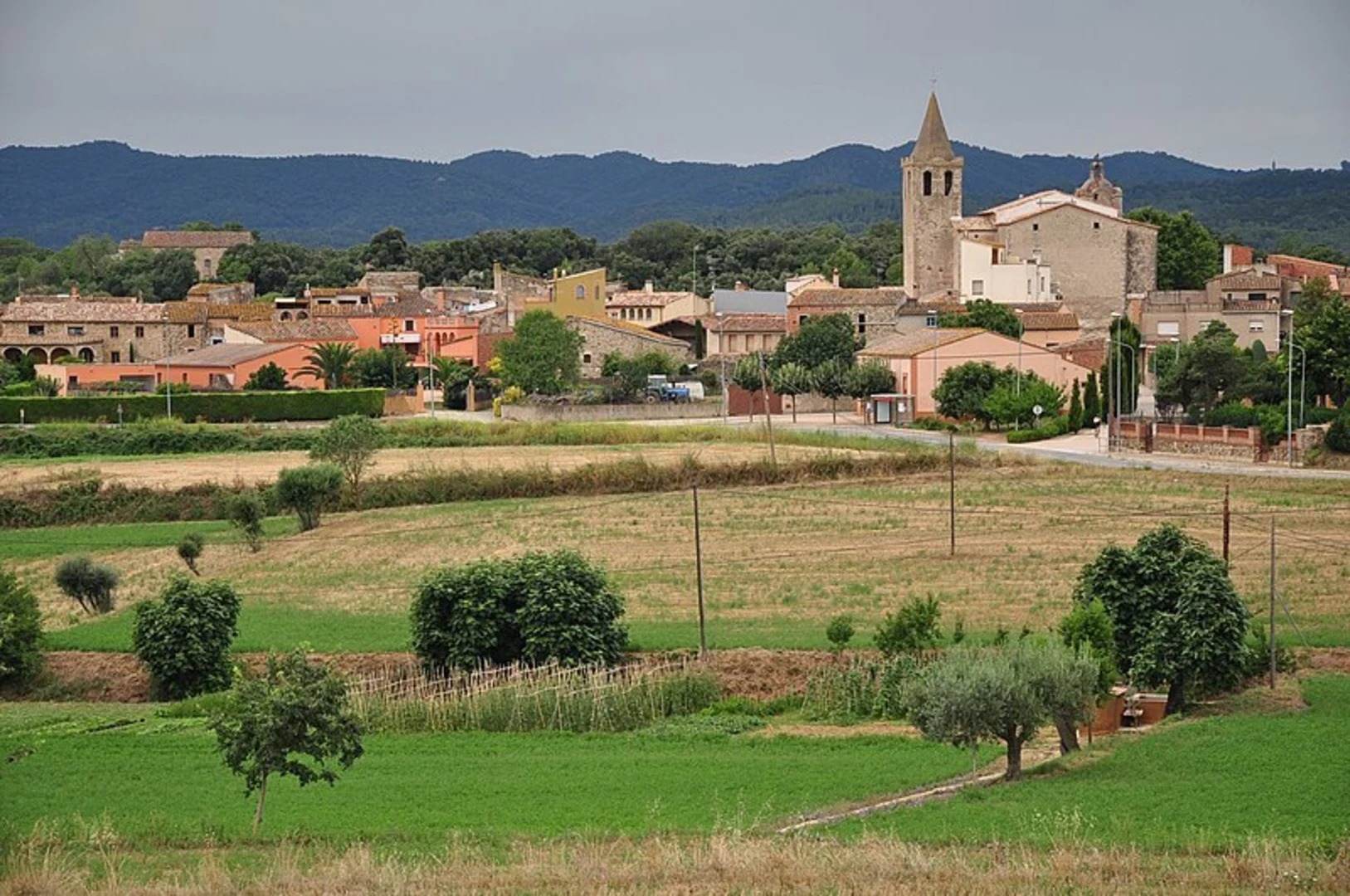 An image depicting the trail Can Salelles - Els Quatre Camins PR C 100-1 and its surrounding area.