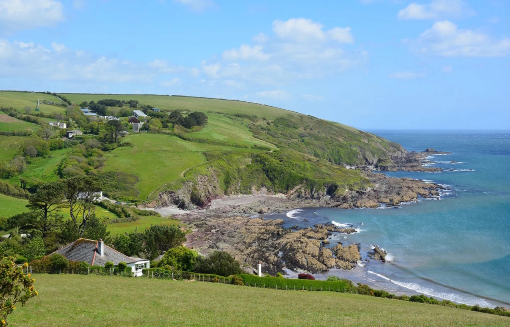 An image depicting the trail Looe to Polperro Walk and its surrounding area.