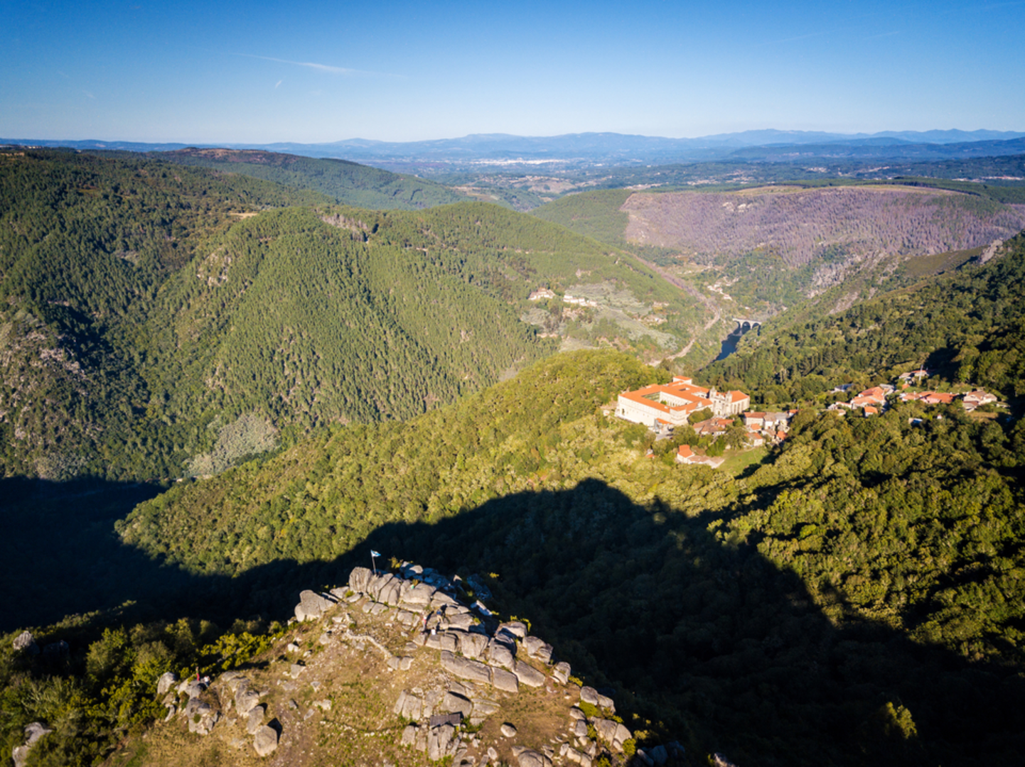An image depicting the trail Sil Canyon - Santa Cristina PR G 098 and its surrounding area.