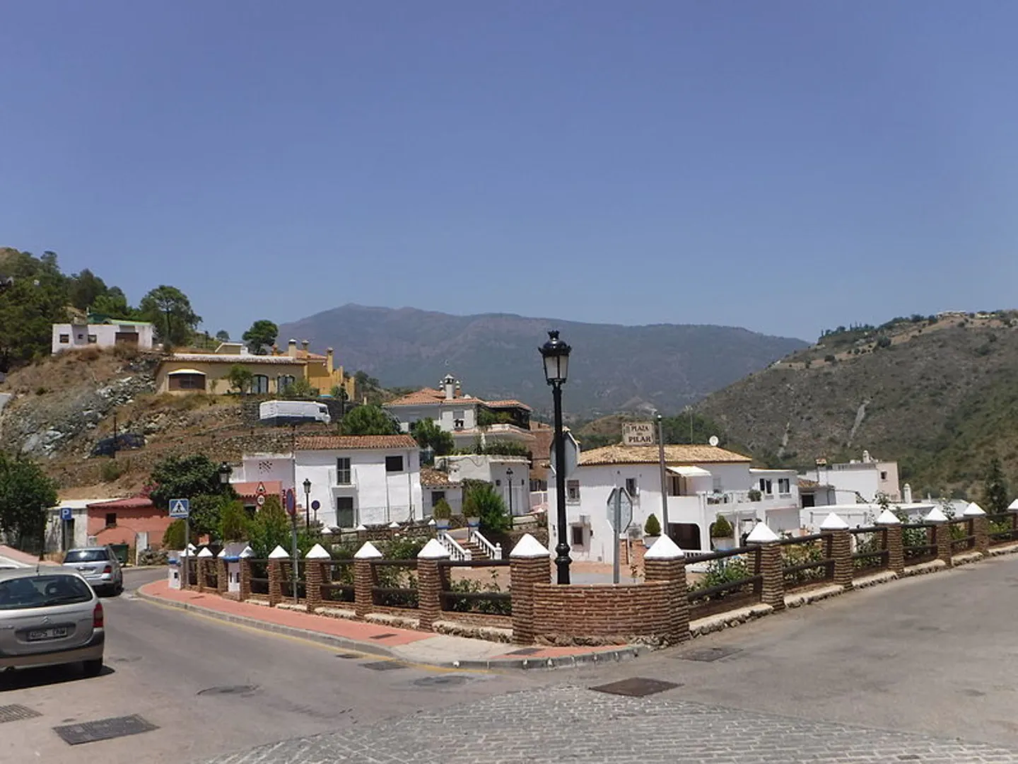 An image depicting the trail Benahavís - Montemayor Castle and its surrounding area.