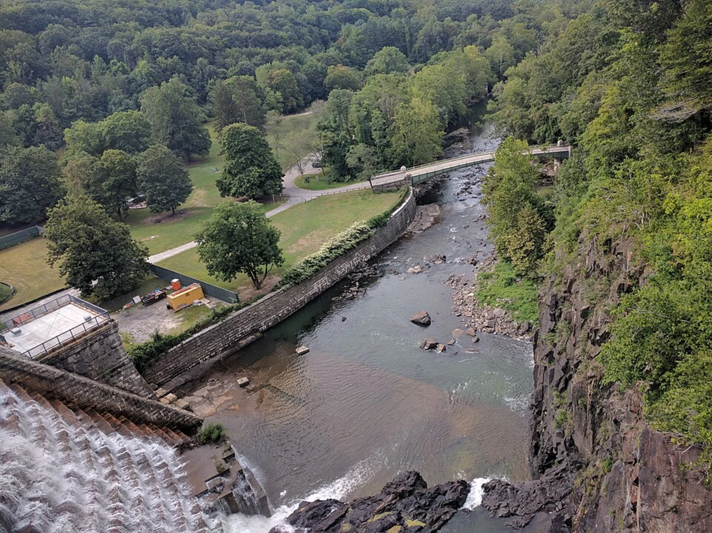 An image depicting the trail Croton Dal to Gerlach Park via Old Croton Aqueduct Trail and its surrounding area.