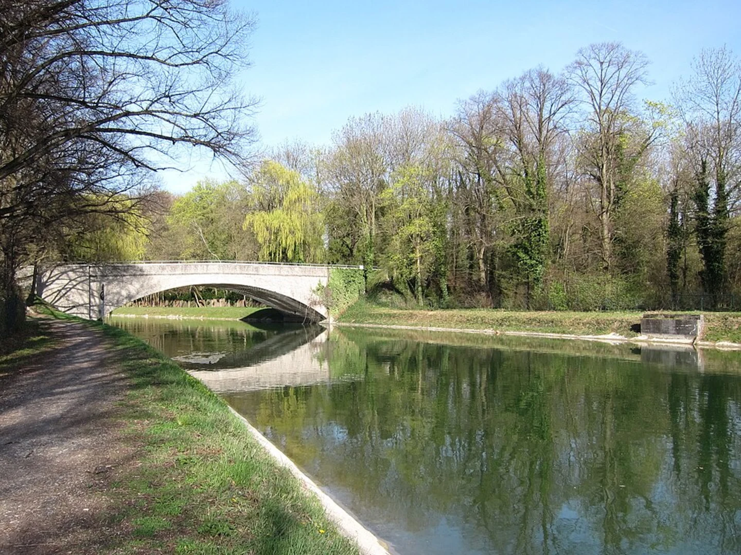 An image depicting the trail Mittlere-Isar-Kanal Loop and its surrounding area.