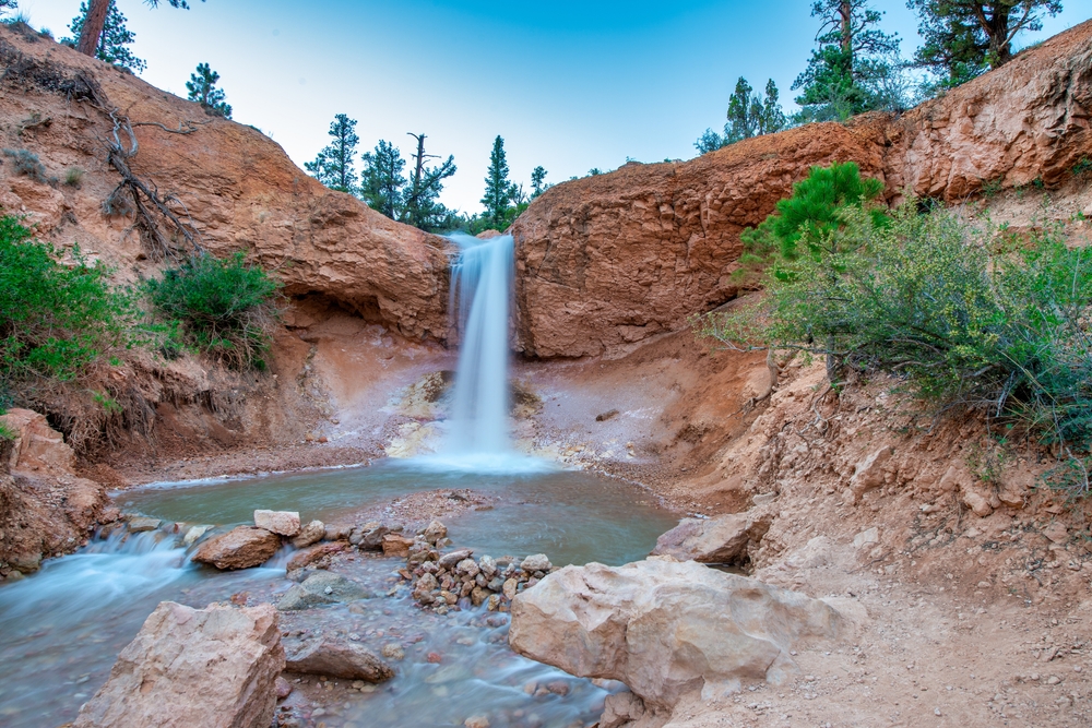 An image depicting the trail Bryce Canyon National Park and its surrounding area.