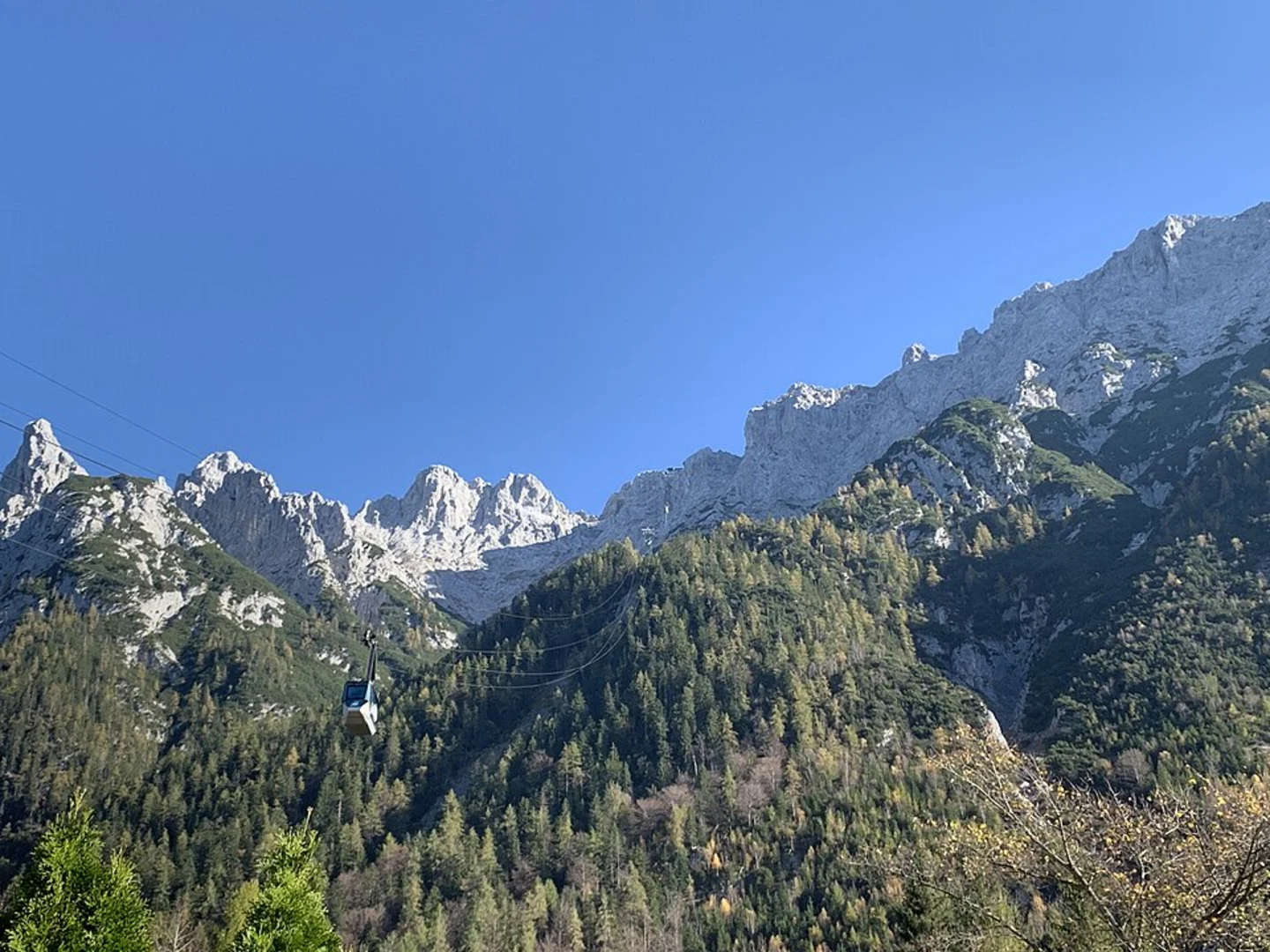 An image depicting the trail Westliche Karwendelspitze to Untere Dammkarscharte and Karwendelbahn Talstation Walk and its surrounding area.