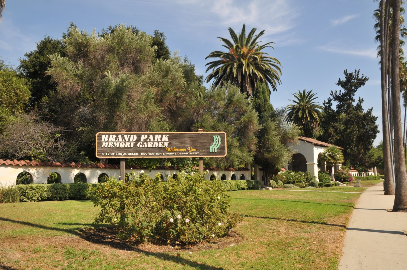 An image depicting the trail Brand Debris Basin and Tongva Peak Loop via Verdugo Crest and its surrounding area.