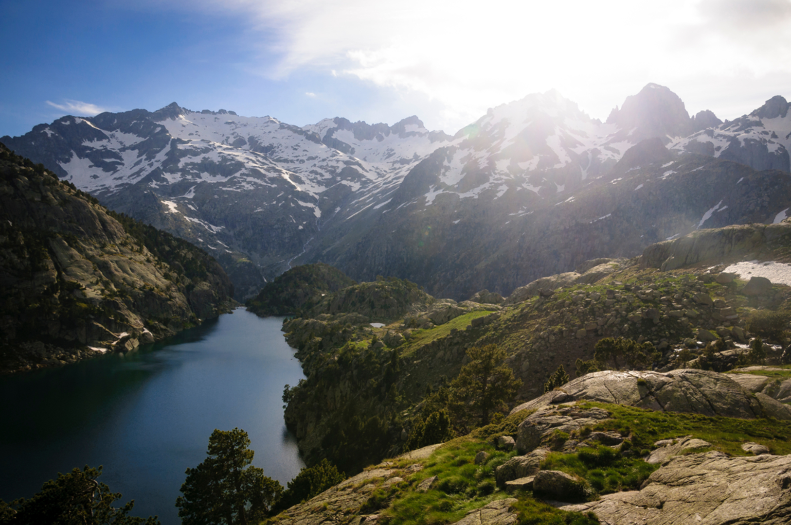 An image depicting the trail Refugi nou de Besiberri Loop from Betren and its surrounding area.