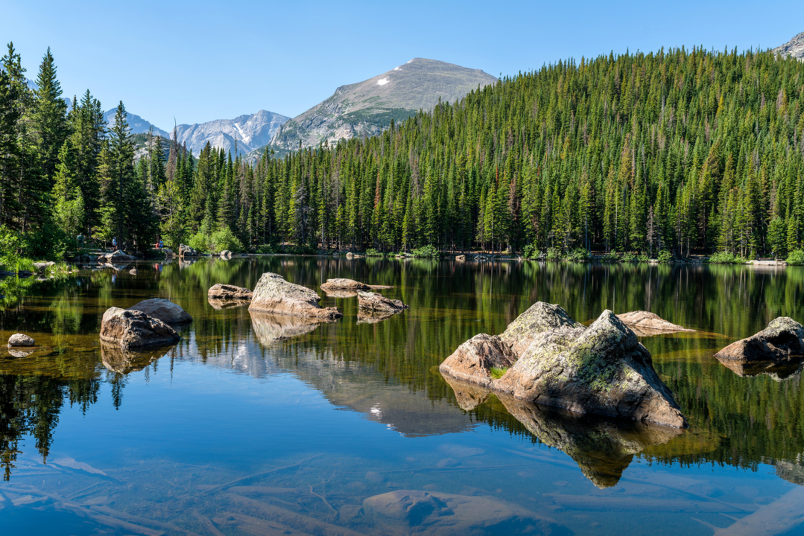 An image depicting the trail Flattop Mountain Trail and its surrounding area.