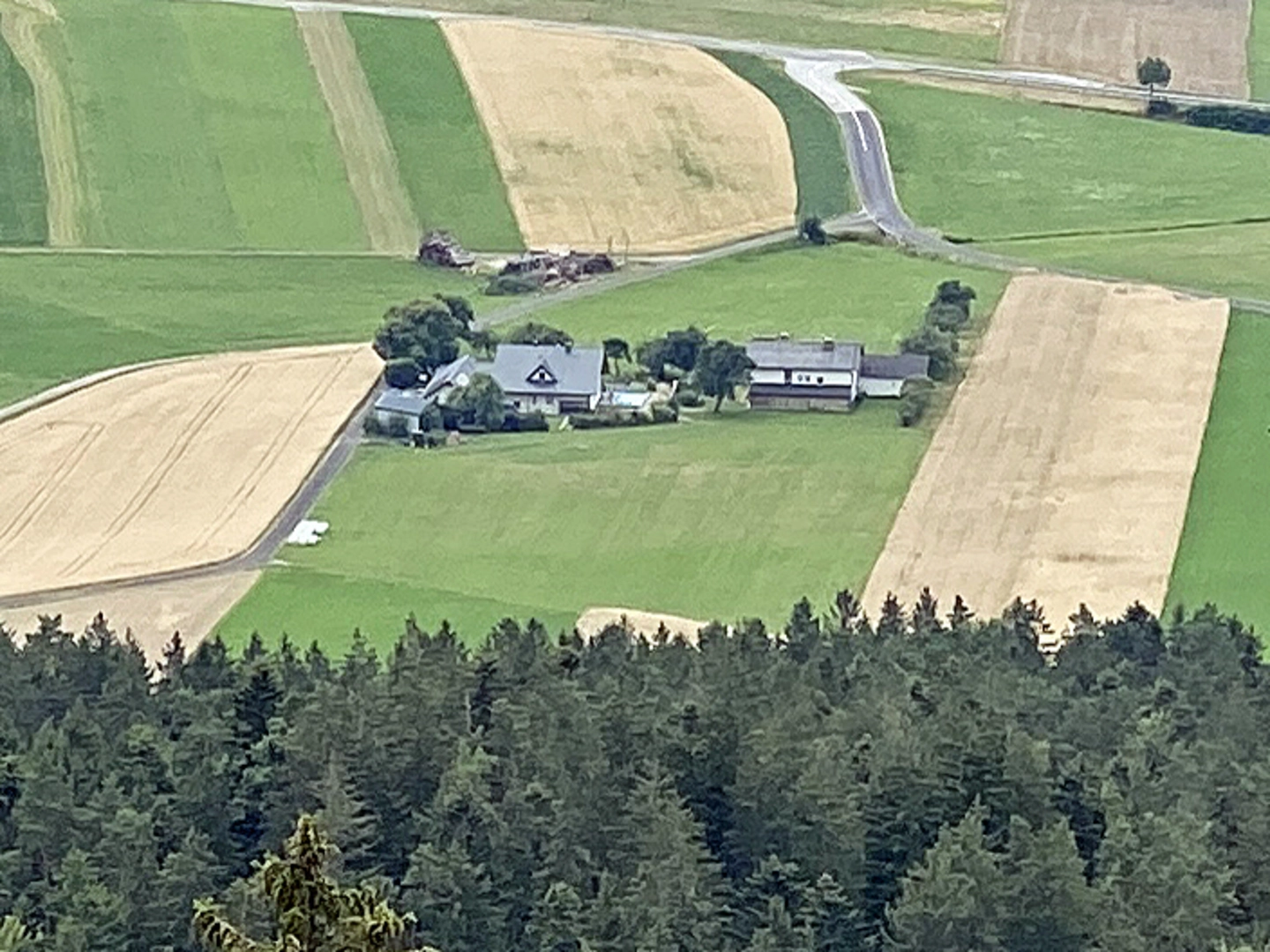 An image depicting the trail Bärensteinrunde Short Loop and its surrounding area.