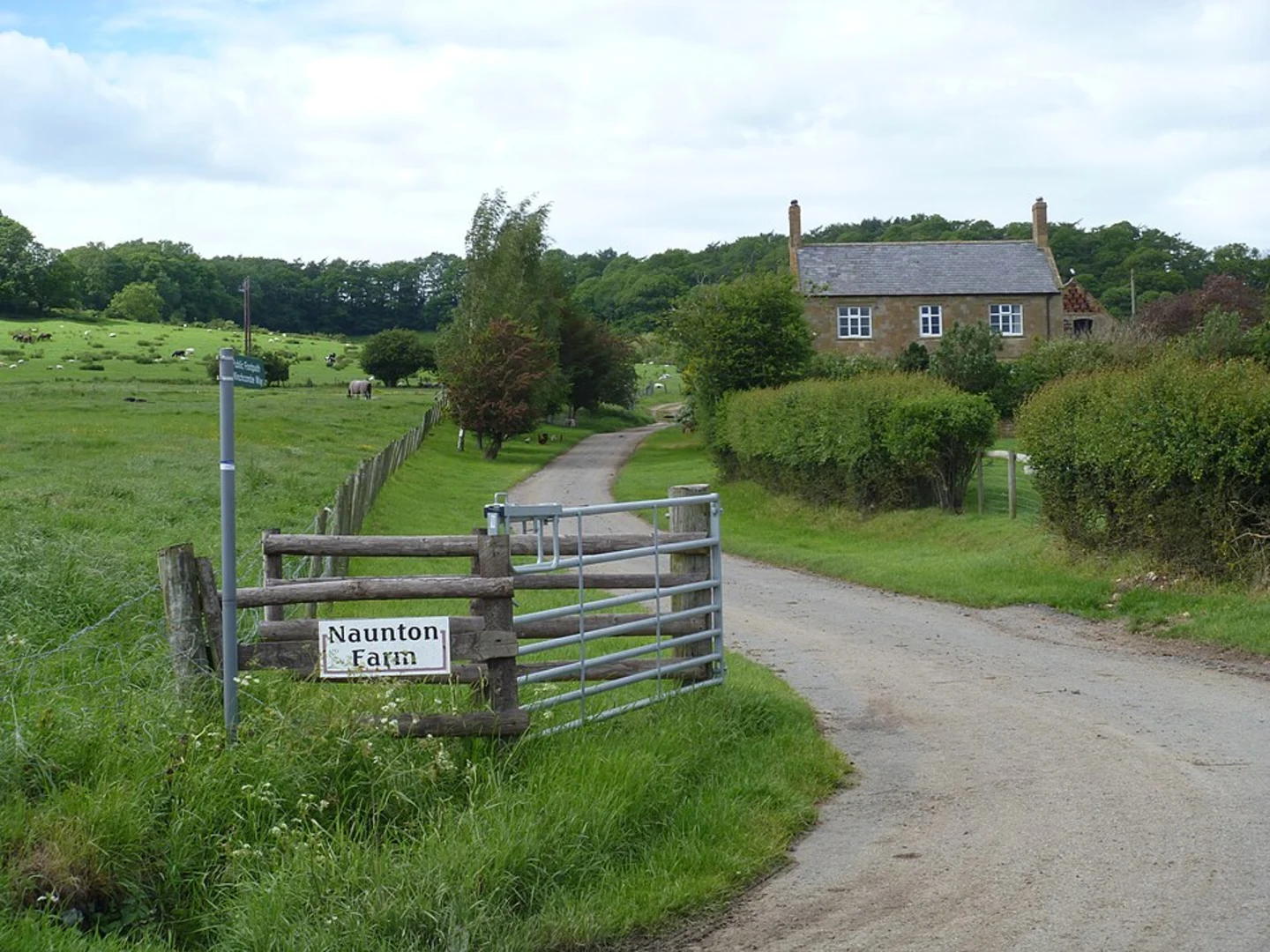 An image depicting the trail Naunton, Upper Slaughter and Barton Loop and its surrounding area.