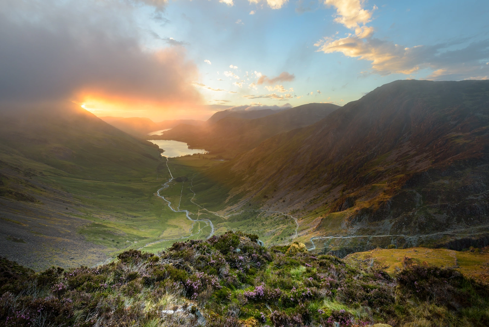 An image depicting the trail Around Lakes Walk and its surrounding area.