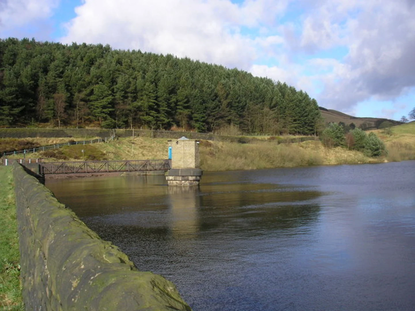 An image depicting the trail Ogden Reservoir, Rooden Reservoir and Piethorne Reservoir Loop and its surrounding area.