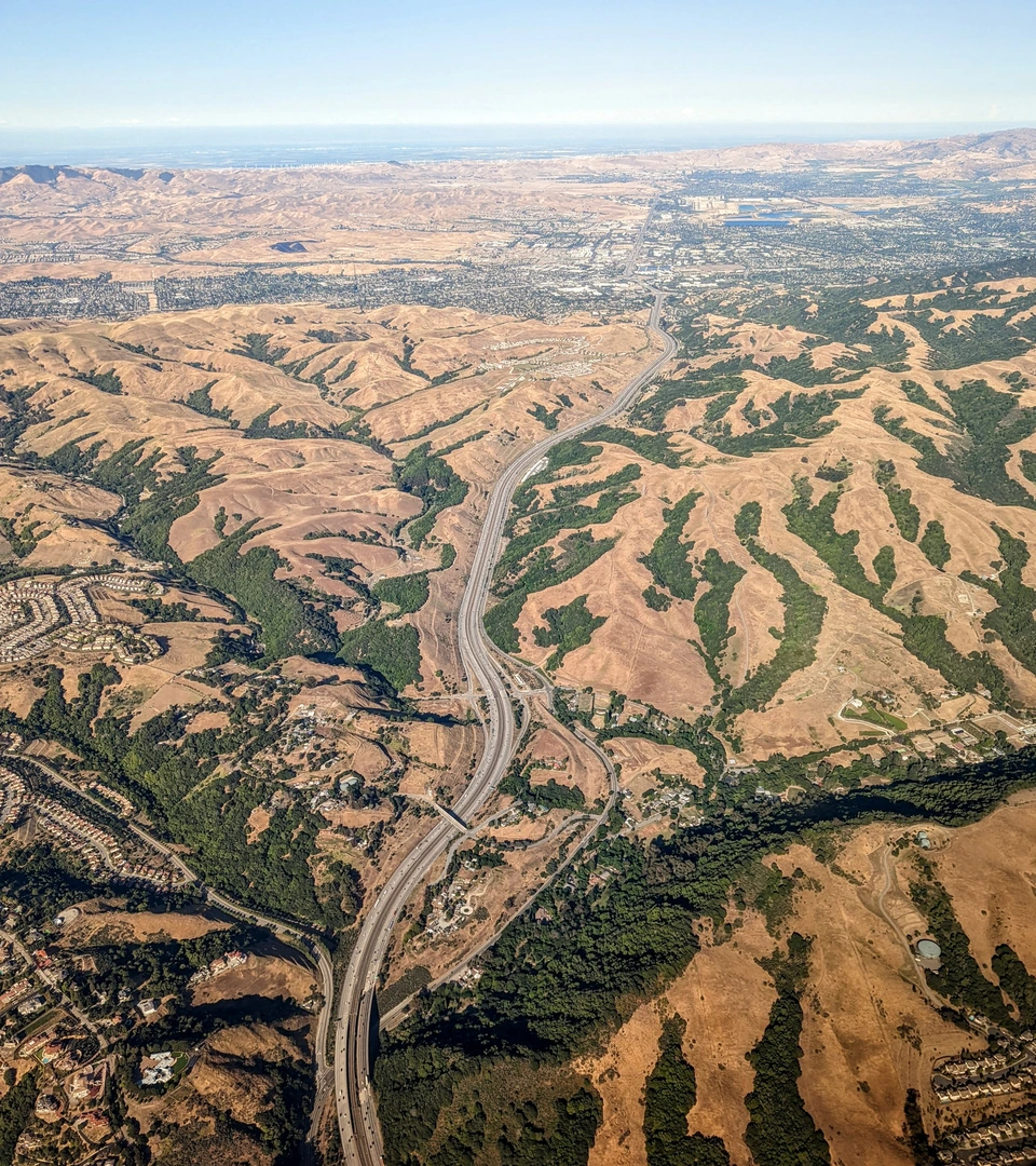 An image depicting the trail Chabot to Garin Short Trail from Columbia Drive and its surrounding area.