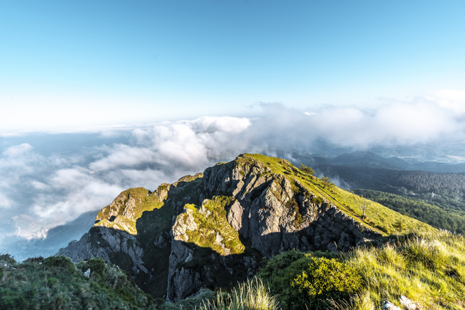 An image depicting the trail From Oiartzun to Aiako Harría PR GI 1011 and its surrounding area.