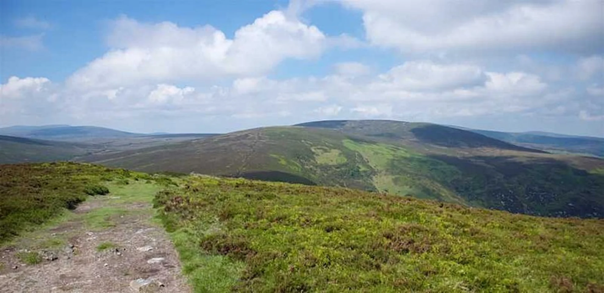 An image depicting the trail War Hill and Tonduff East Top Loop from Lough Tay and its surrounding area.