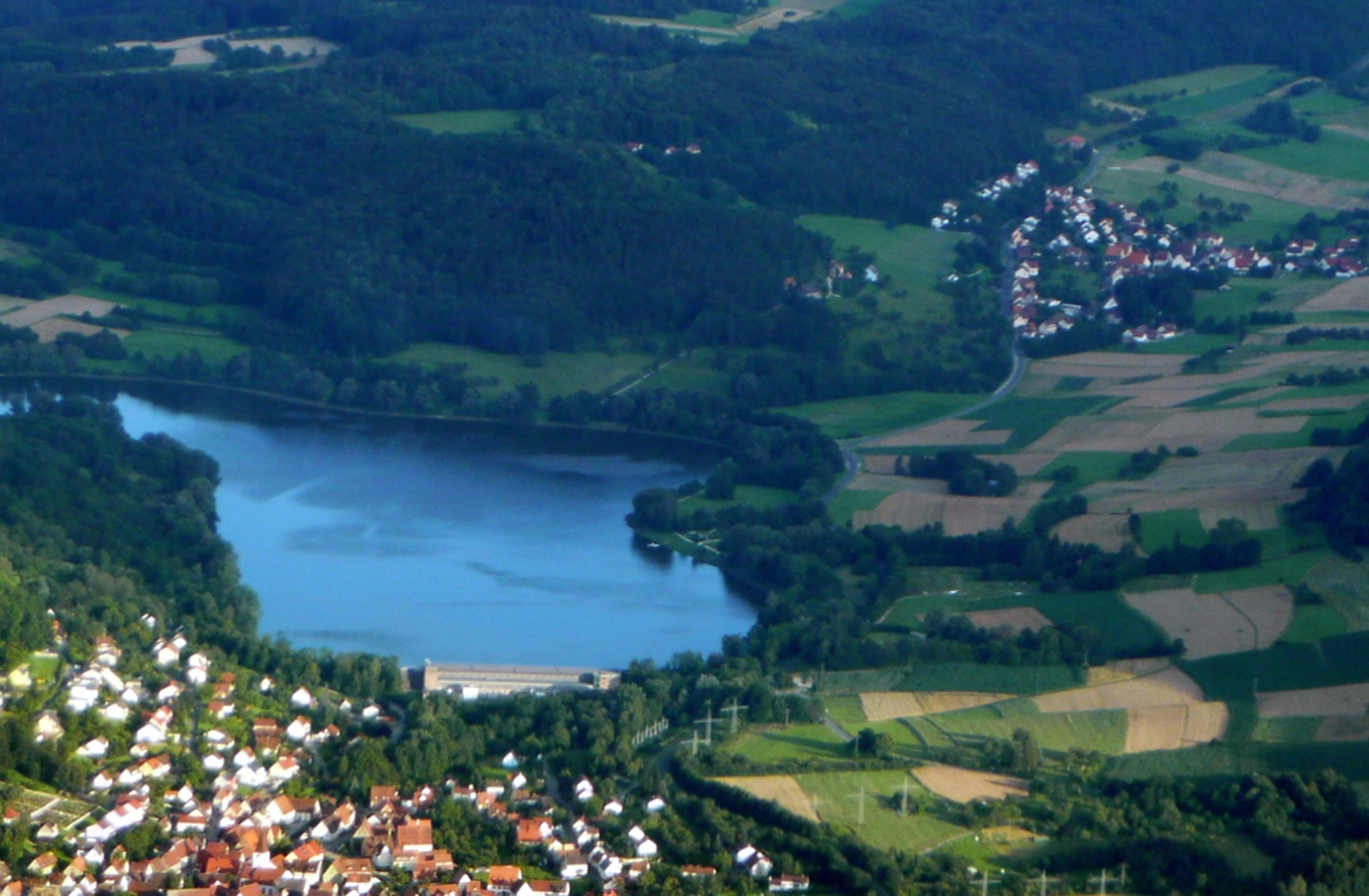 An image depicting the trail Happurger Stausee and Hohler Fels Loop and its surrounding area.