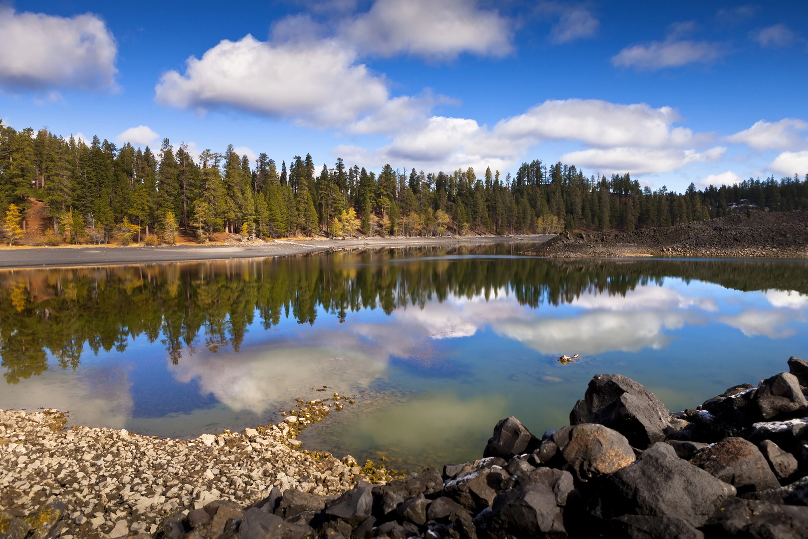 An image depicting the trail Bathtub Lake Trail and its surrounding area.