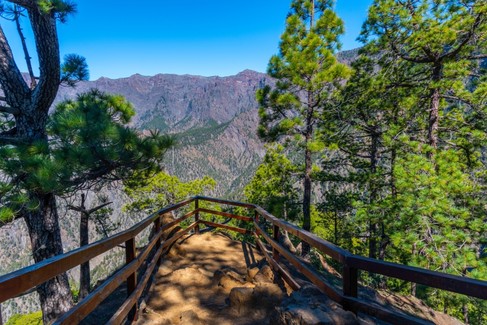 An image depicting the trail Schöne Aussicht – Blick in die Caldera loop from Buenavista de Arriba and its surrounding area.