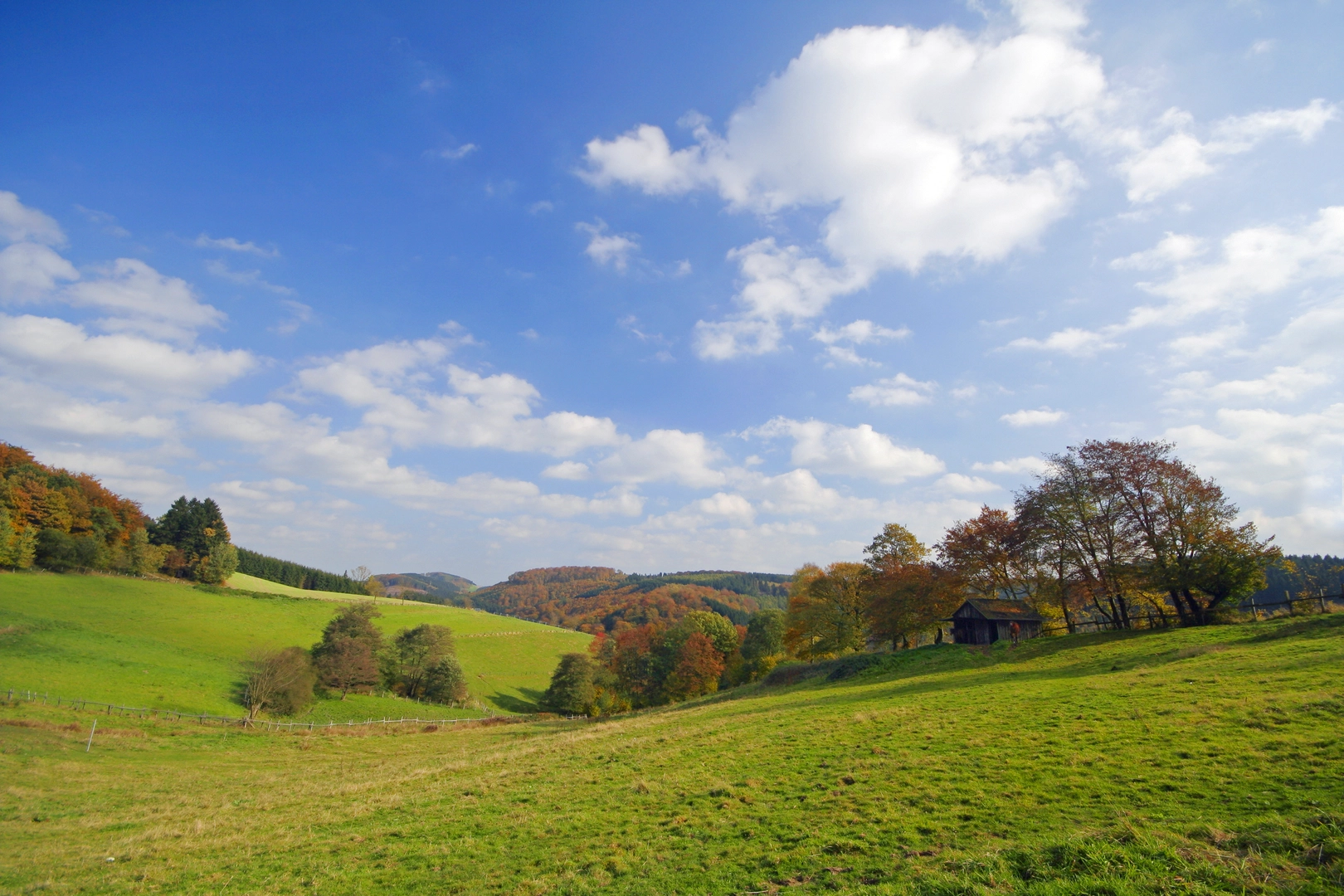 An image depicting the trail Medebacher Bergweg and its surrounding area.