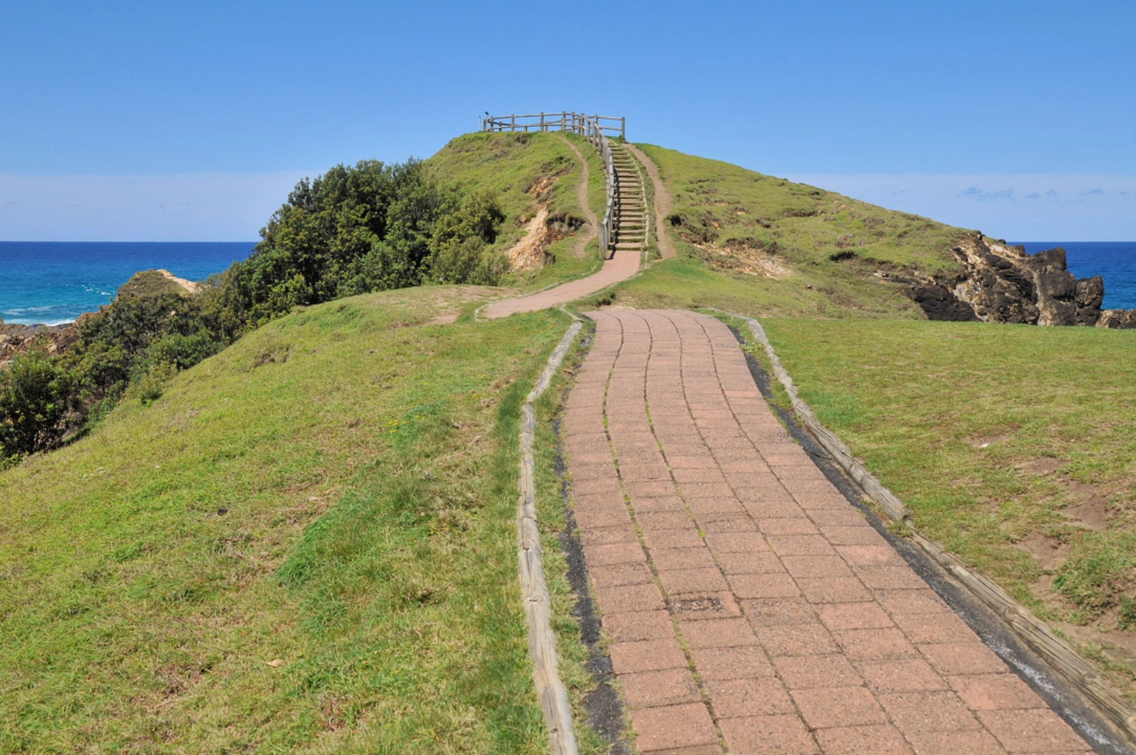 An image depicting the trail Cape Byron Track and its surrounding area.