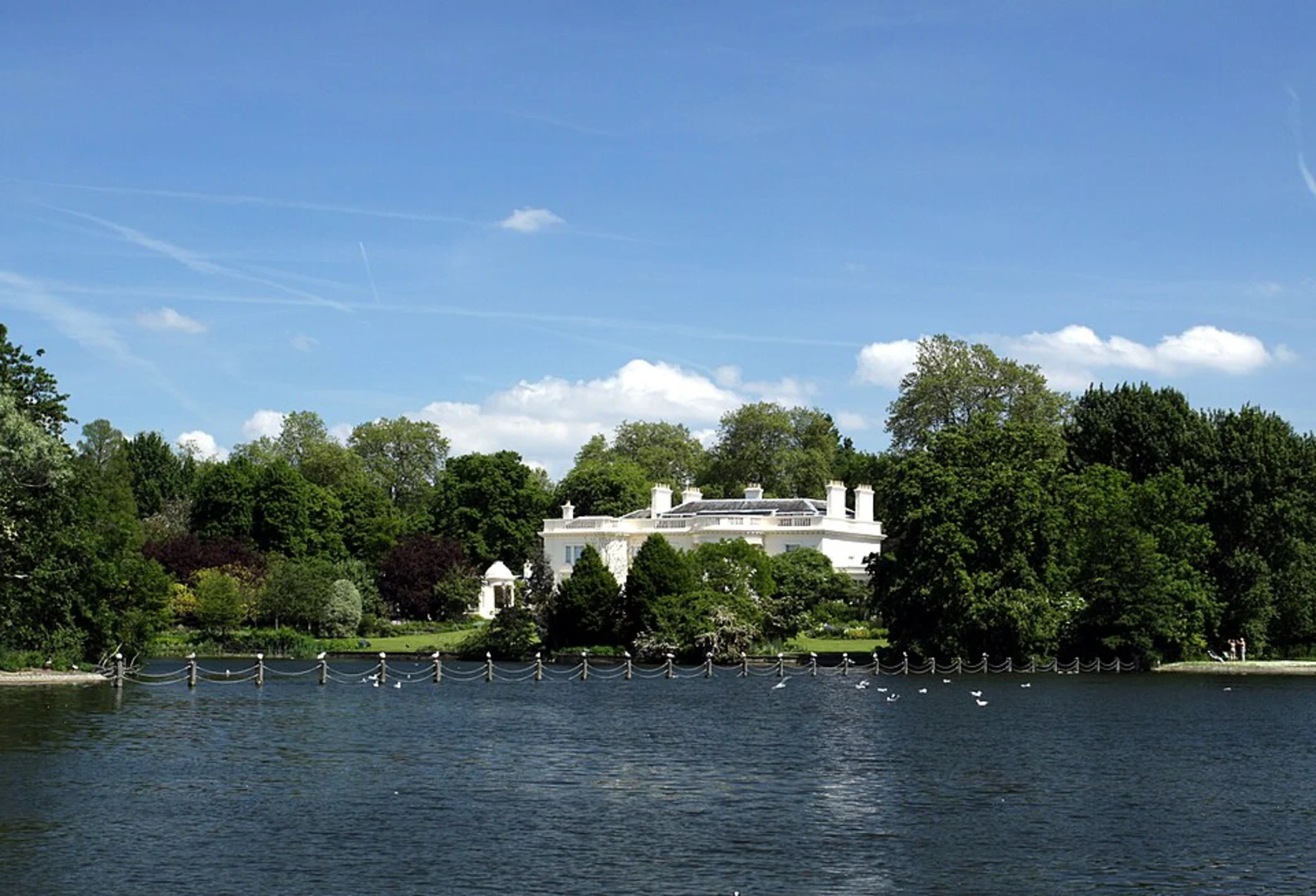 An image depicting the trail The Regent's Park Circular Walk and its surrounding area.