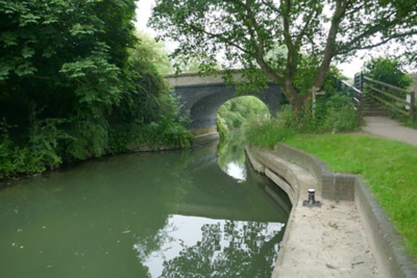 An image depicting the trail River Thames and Kelmscott Manor via Church Path and its surrounding area.