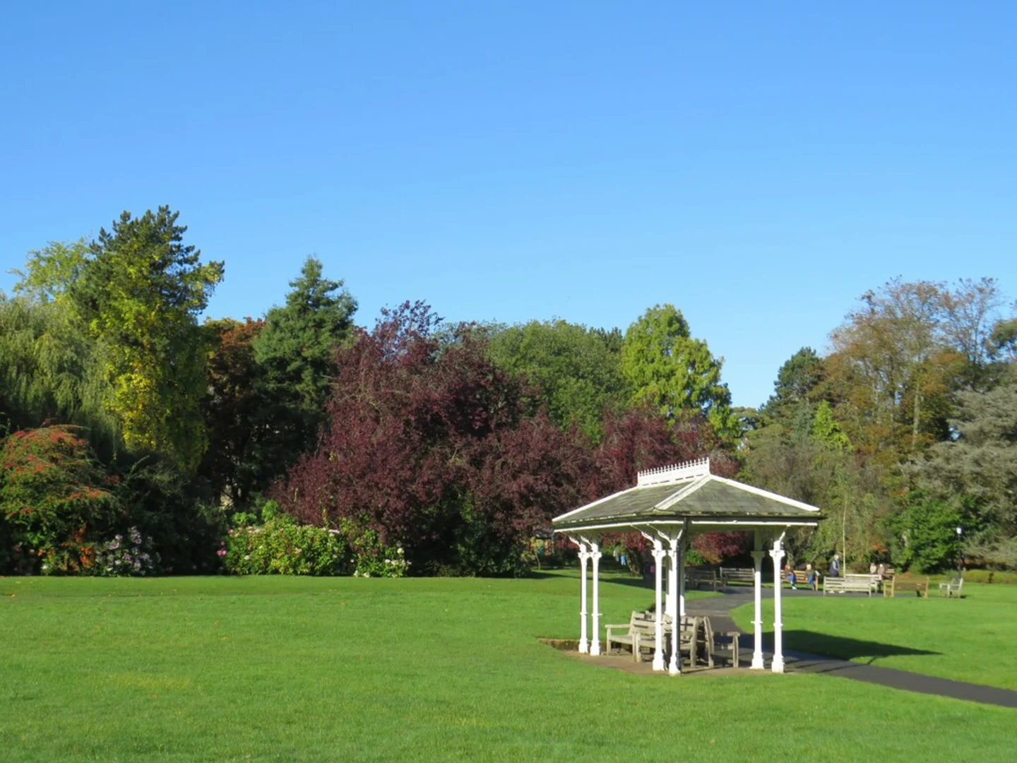 An image depicting the trail Harrogate Woodland and Parks and its surrounding area.