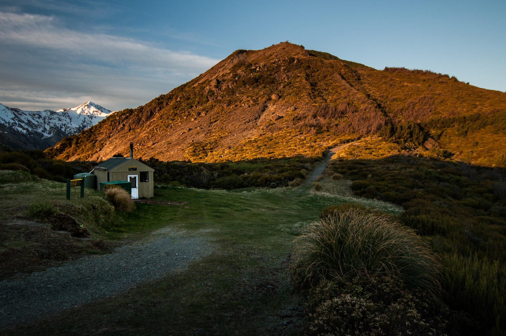 An image depicting the trail Kowhai-Hapuku and Mount Fyffe Track Loop and its surrounding area.