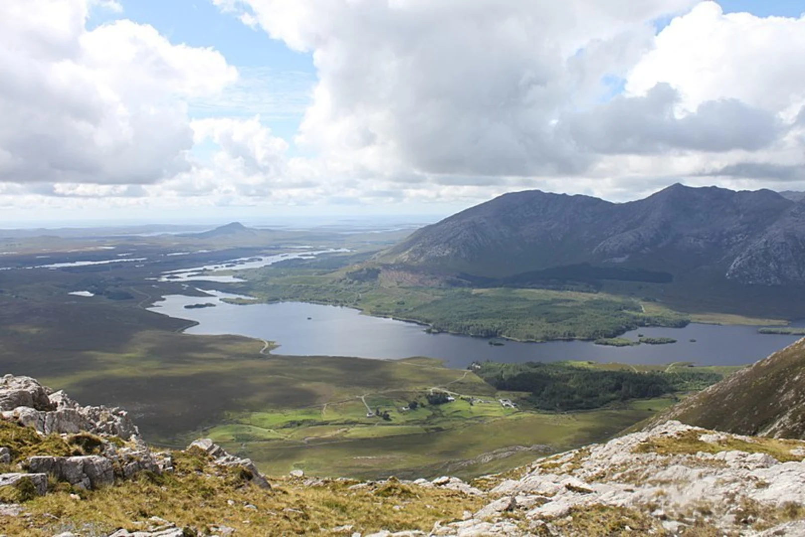 An image depicting the trail Letterbreckaun and Cnoc na hUilleann Loop and its surrounding area.