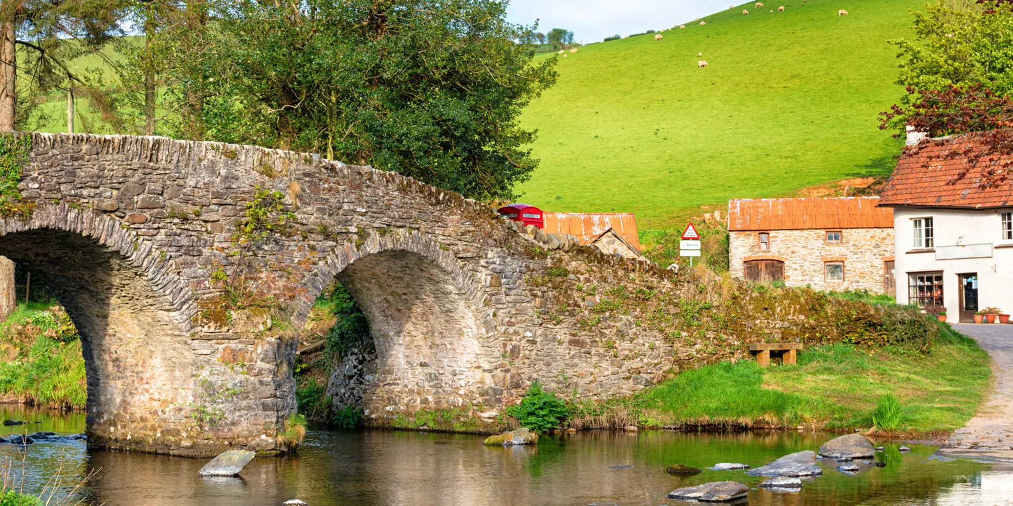 An image depicting the trail Malmsmead - Badgworthy Water - Southern Wood and Lorna Doone Farm and its surrounding area.