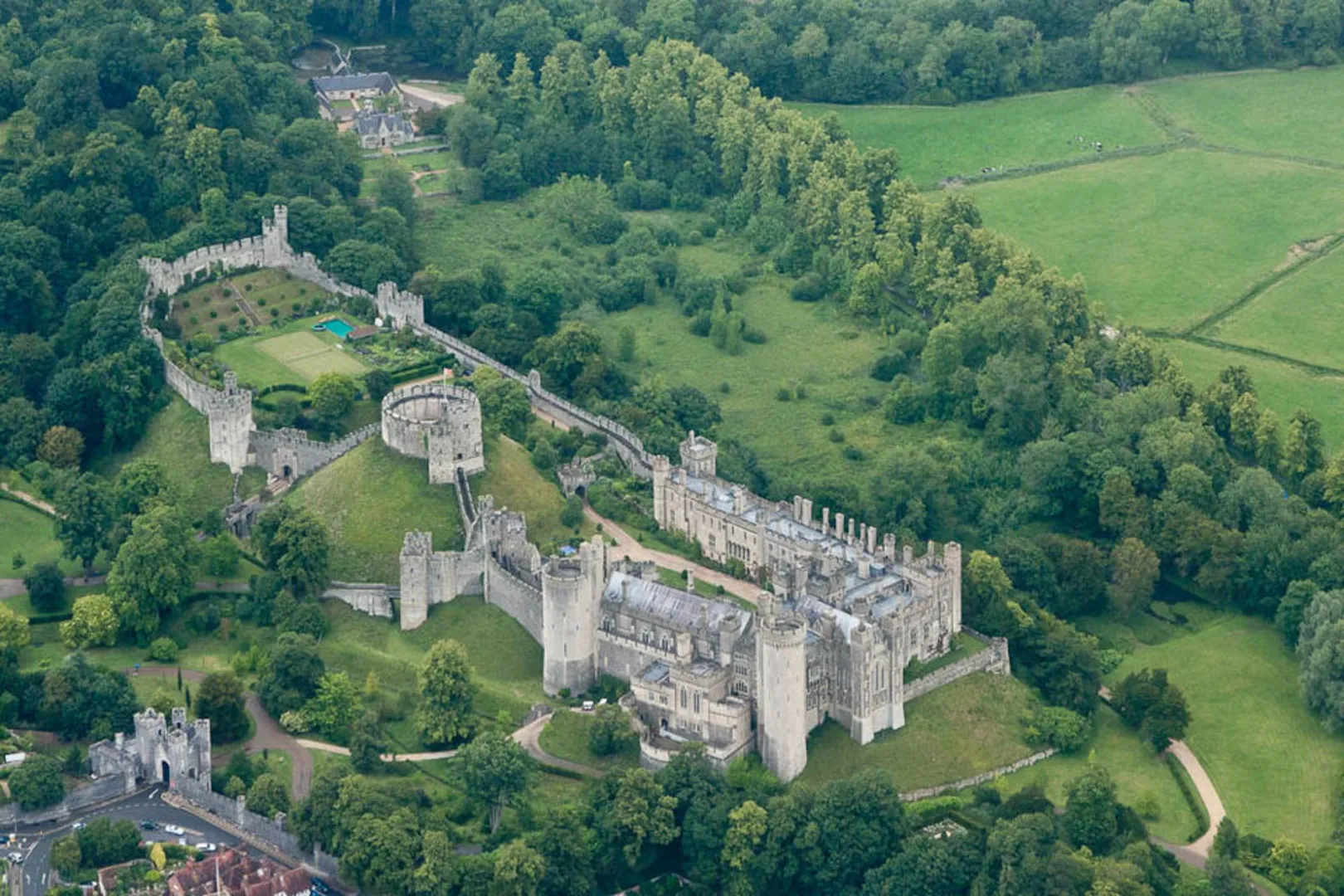 An image depicting the trail Paine's Wood and Arundel Castle Walk and its surrounding area.