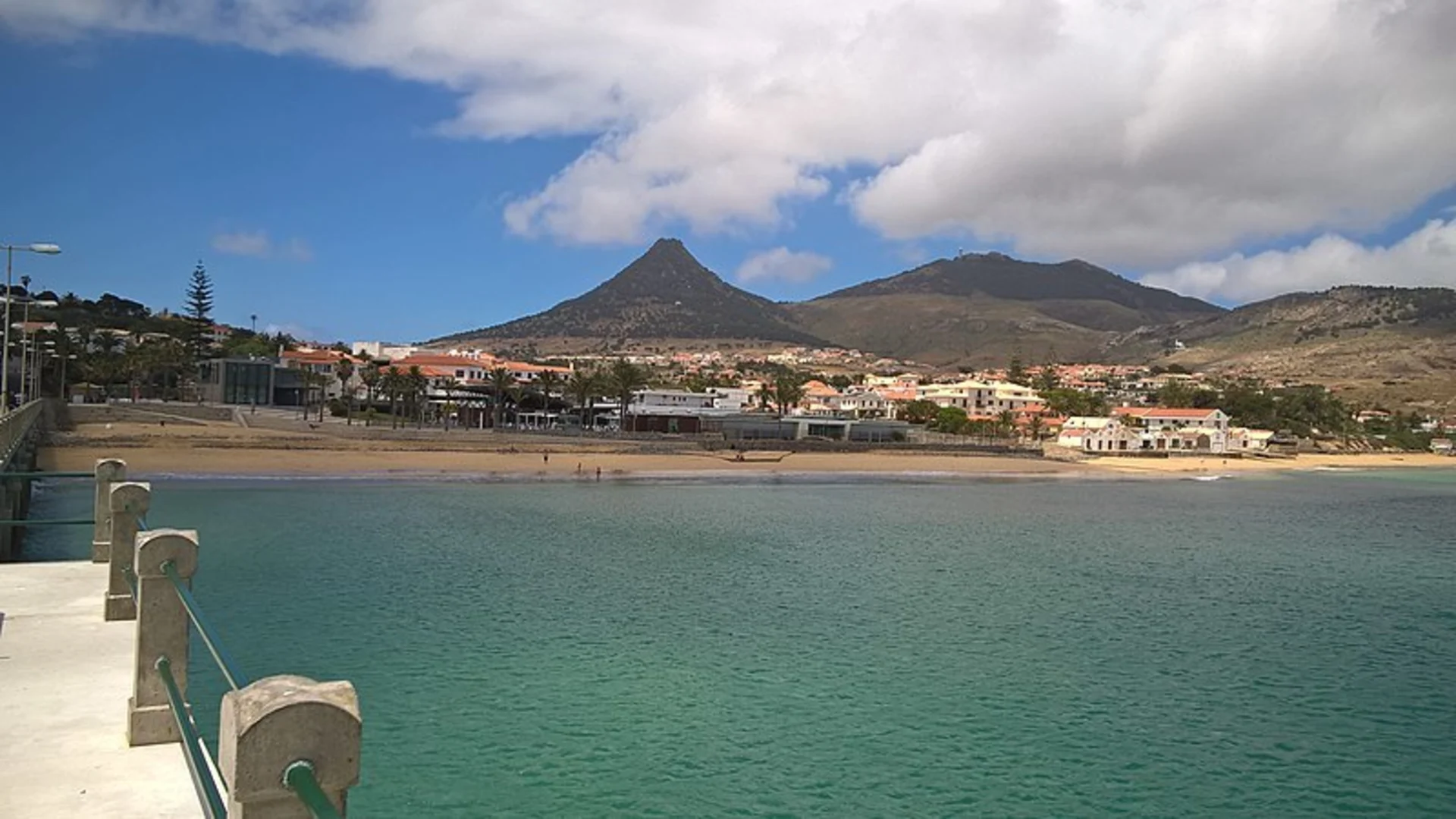 An image depicting the trail PS PR 2 Path to Pico do Castelo and its surrounding area.