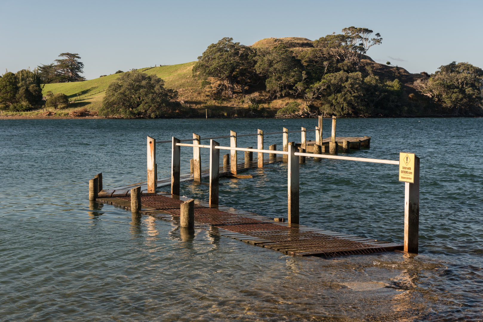 An image depicting the trail Motukiore Island Walk and its surrounding area.