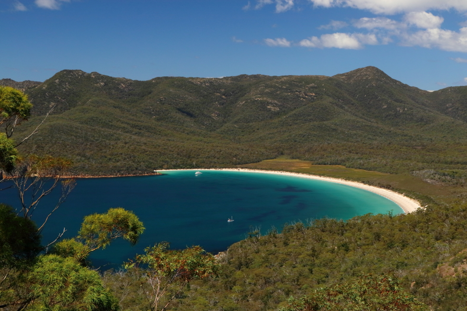 An image depicting the trail Wineglass Bay Walk and its surrounding area.