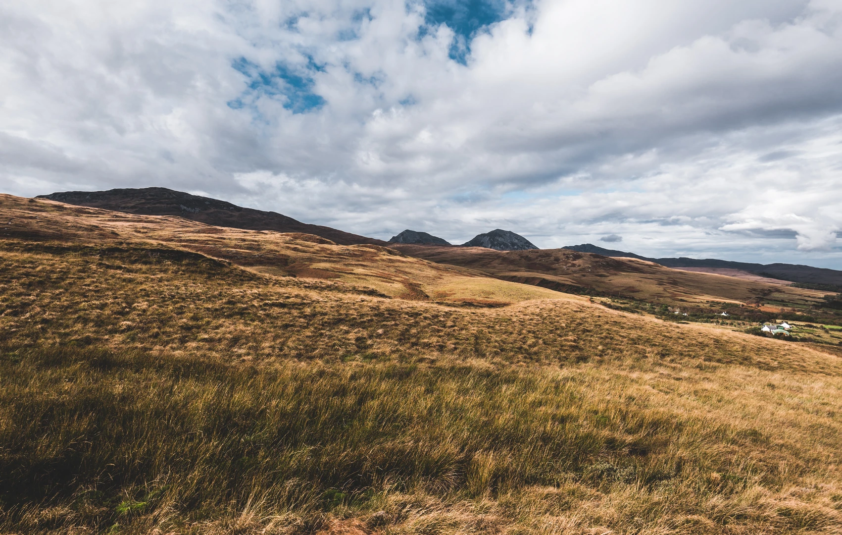 An image depicting the trail Loch Airigh a' Chruidh and Cruach Scarba Loop and its surrounding area.