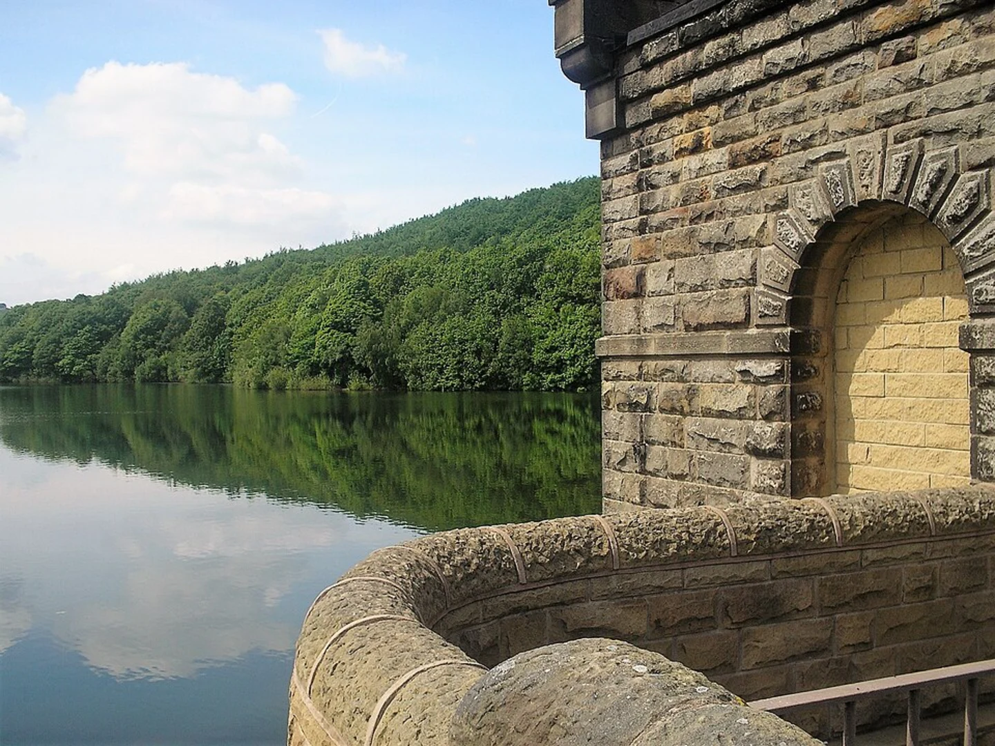 An image depicting the trail Old Brampton Loop via Linacre Park and its surrounding area.