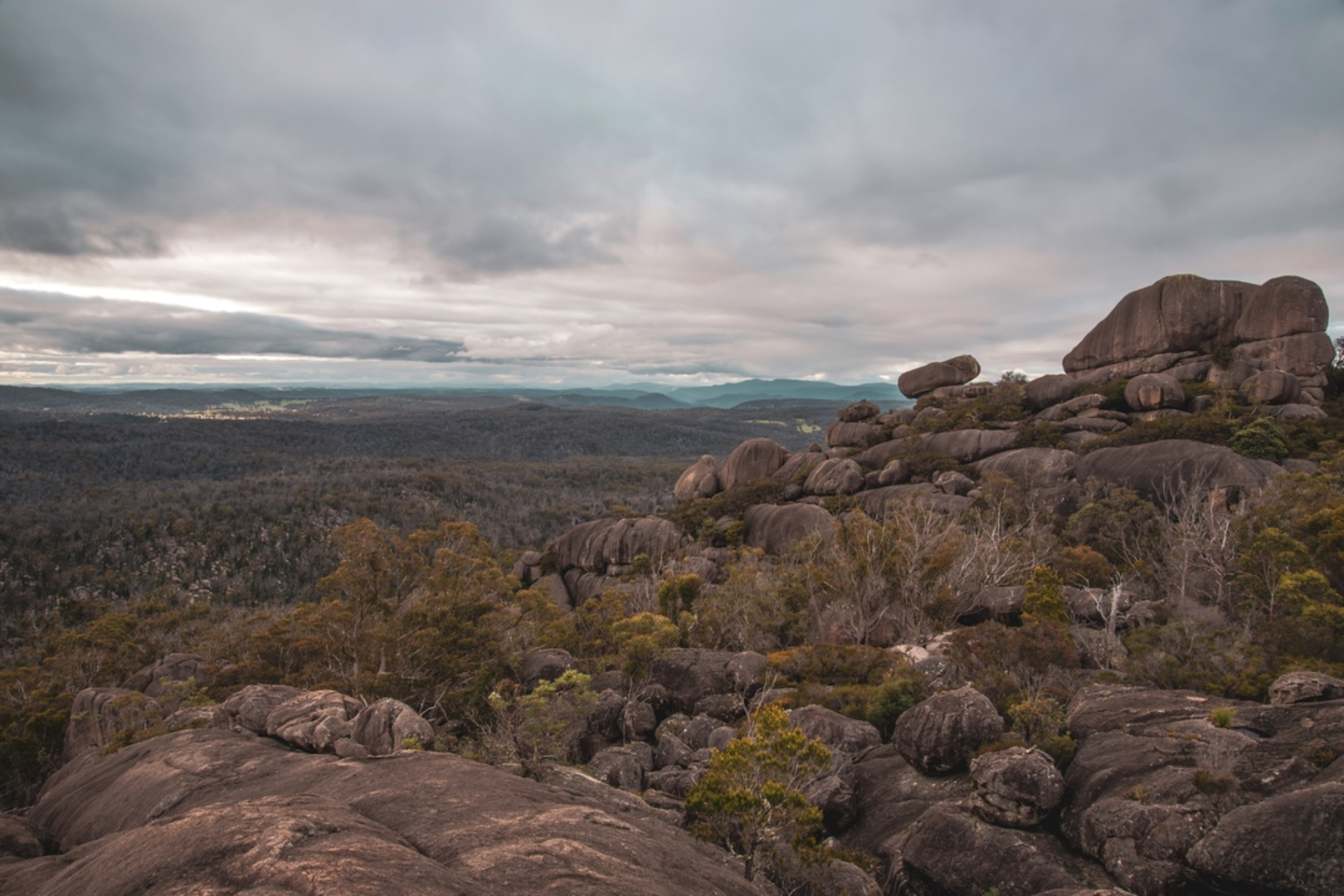 An image depicting the trail Woolpack Rocks and its surrounding area.