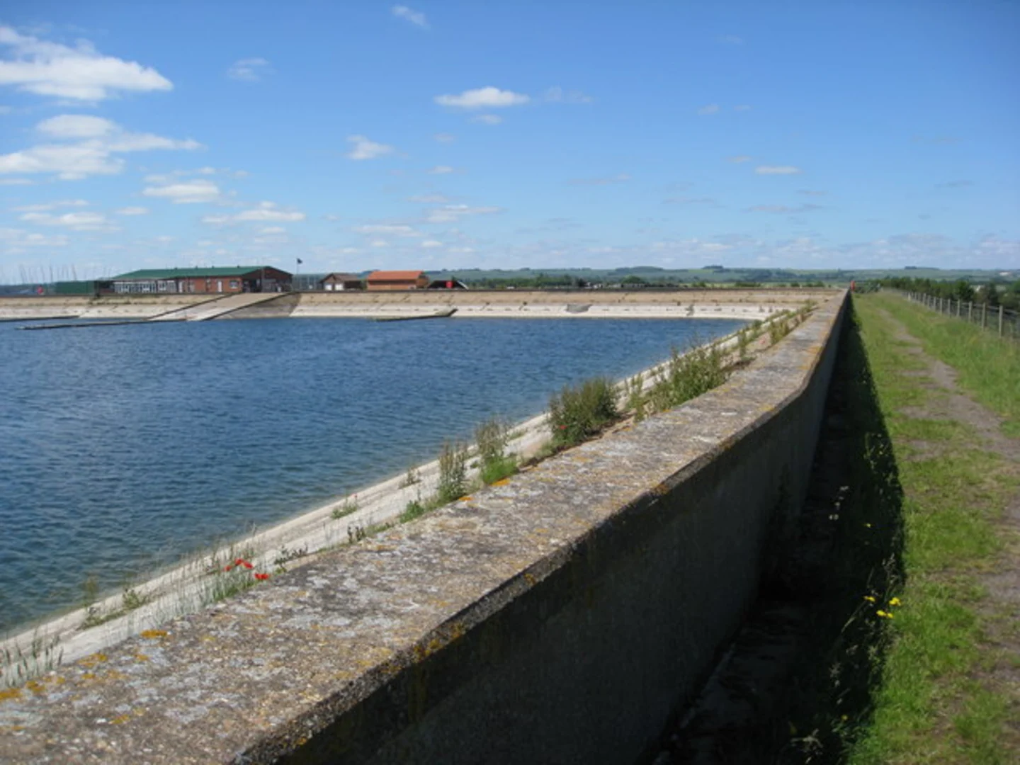 An image depicting the trail Covenham Reservoir Loop and its surrounding area.