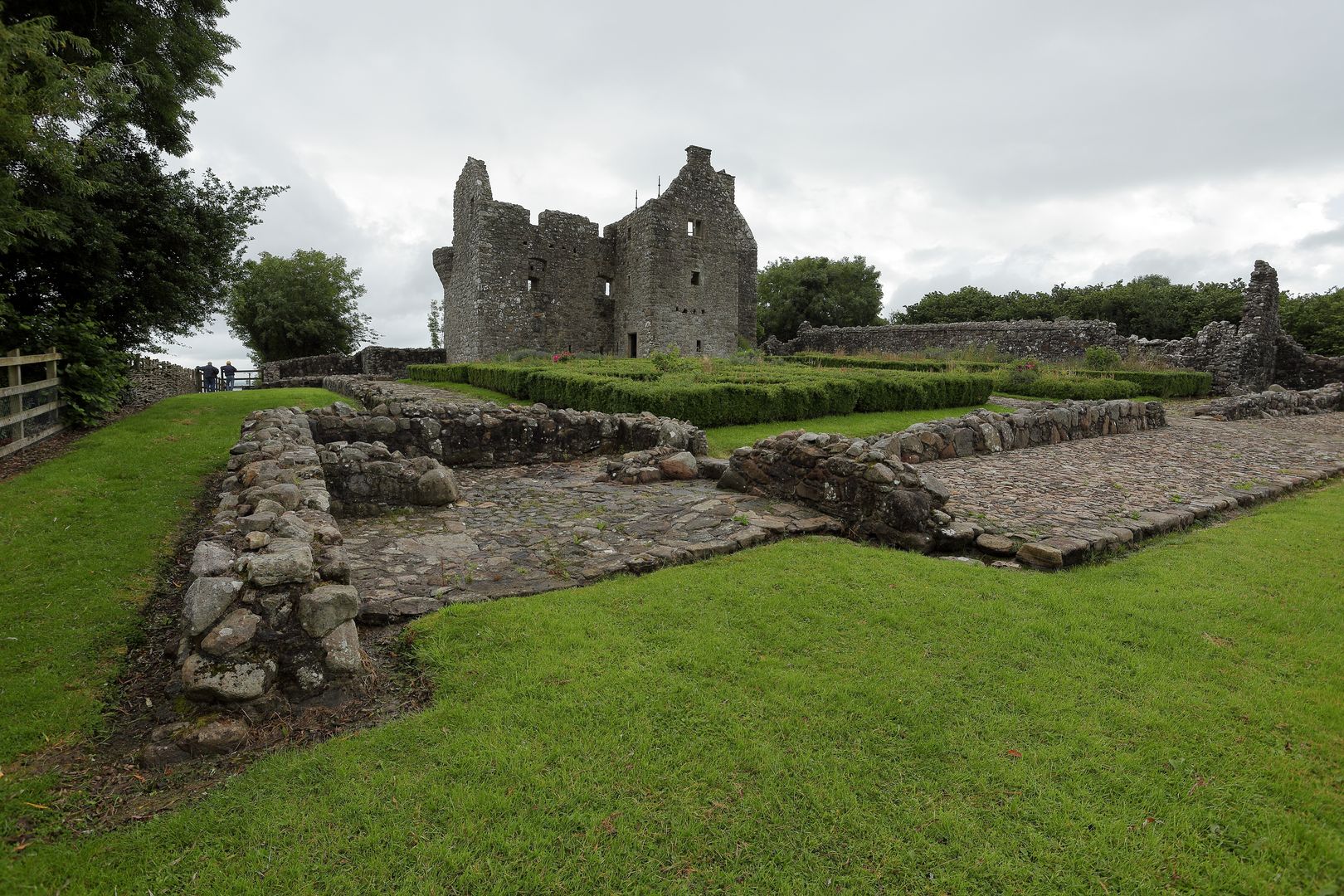 An image depicting the trail Tully Castle Loughshore Walk and its surrounding area.