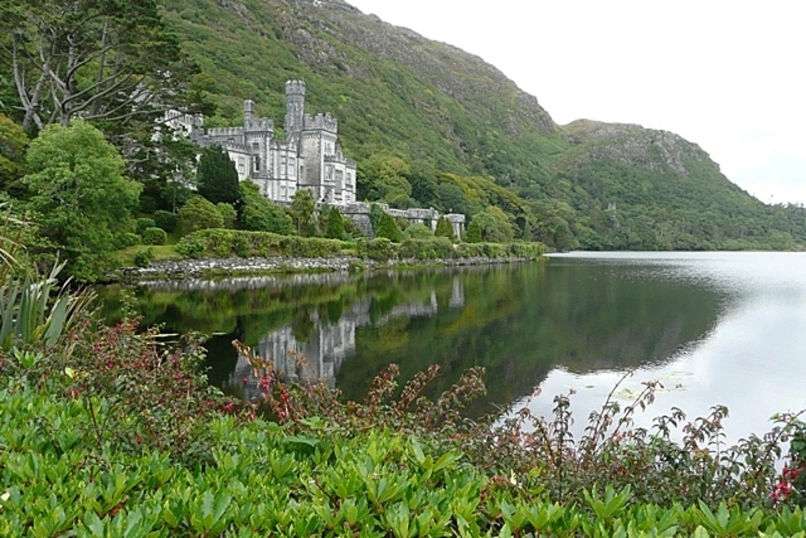 An image depicting the trail Benbaun and Benbrack Loop from Kylemore Lough and its surrounding area.