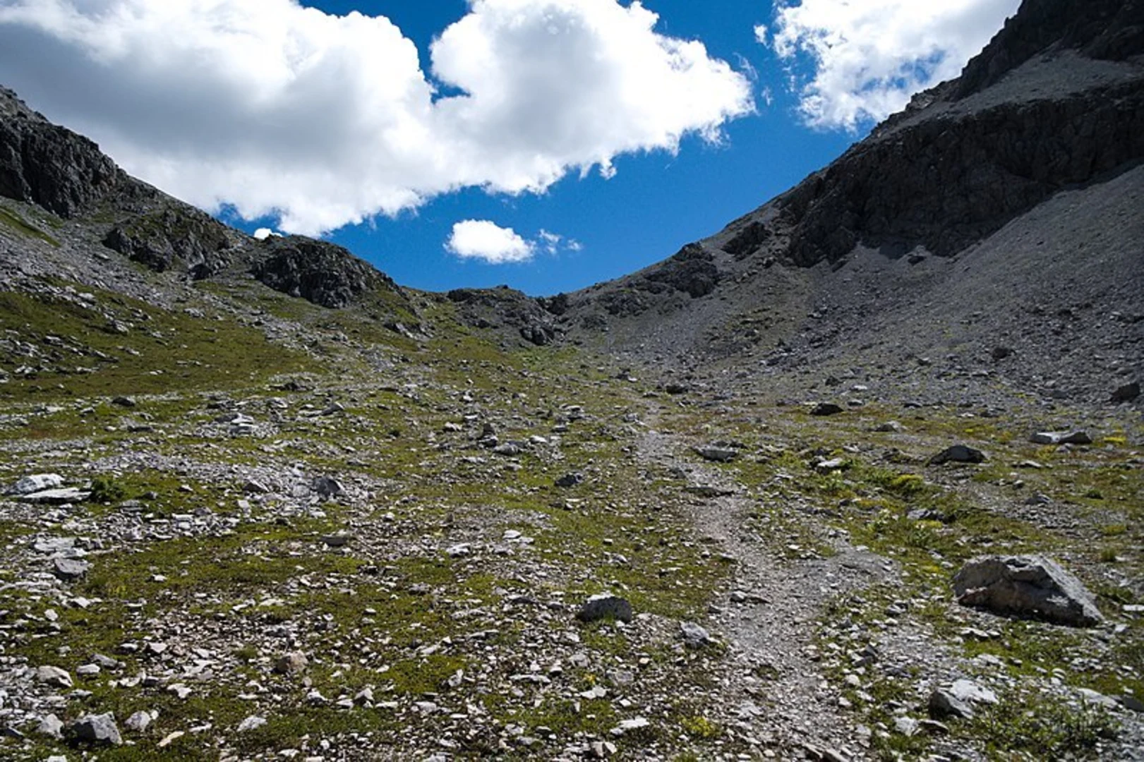 An image depicting the trail Sertig to Monstein Trail and its surrounding area.