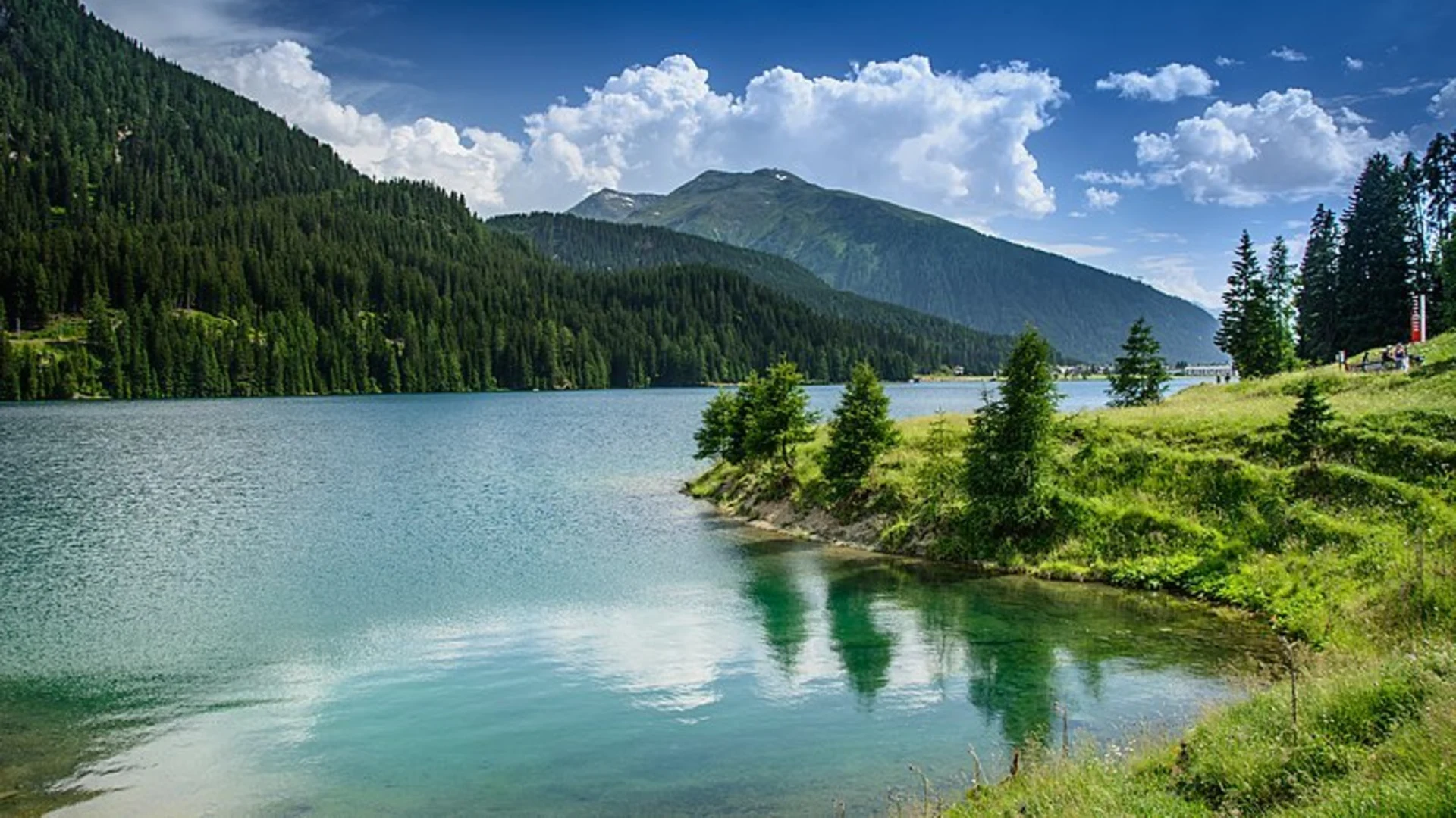 An image depicting the trail Davosersee Rundweg and its surrounding area.