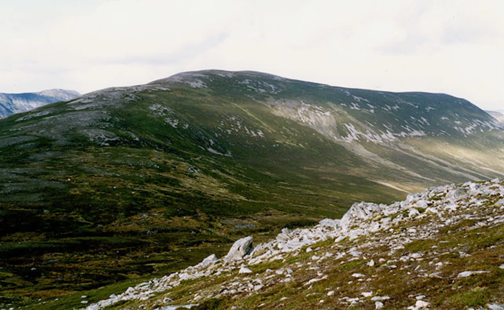 An image depicting the trail Geal - Chàrn - Drumochter and its surrounding area.