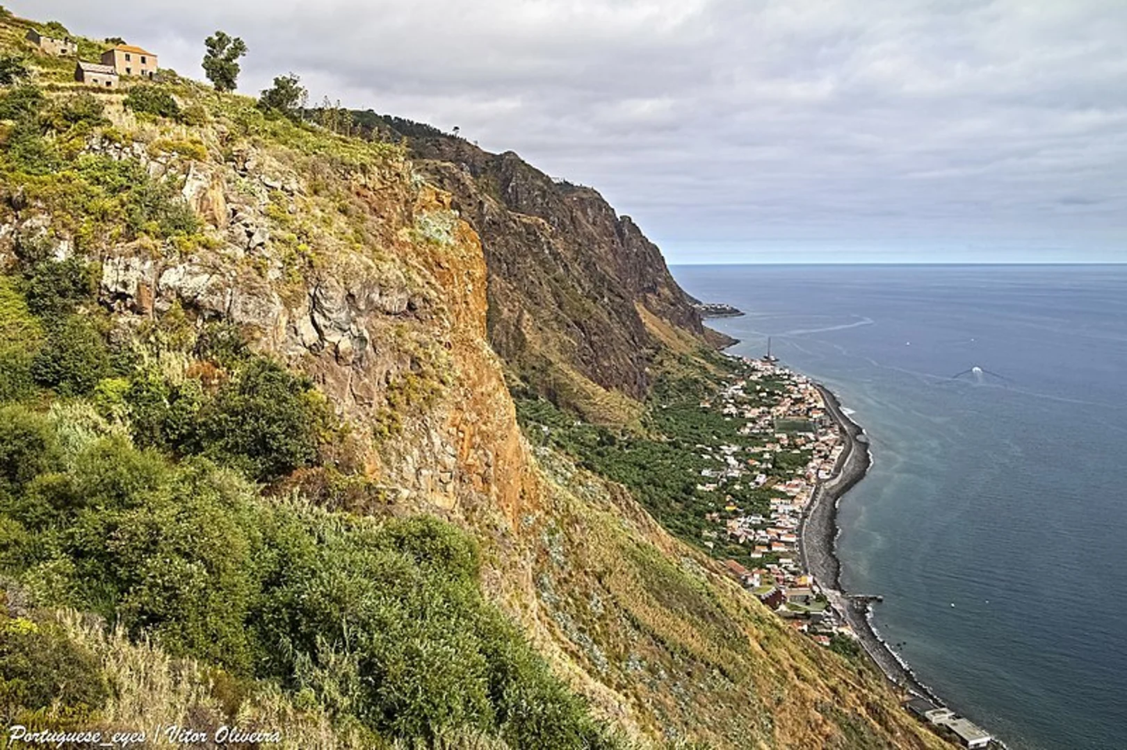 An image depicting the trail PR 19 Royal Path of Paul do Mar and its surrounding area.