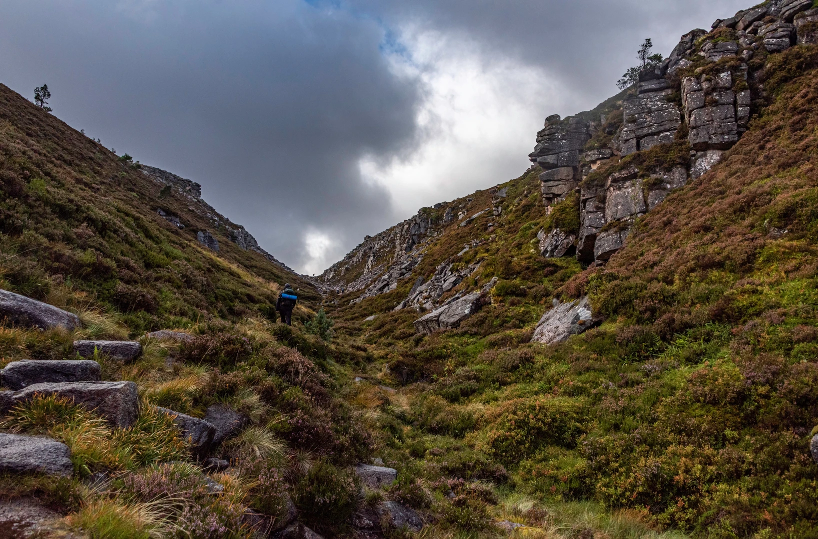 An image depicting the trail Chalamain Gap and Sron na Lairige and its surrounding area.