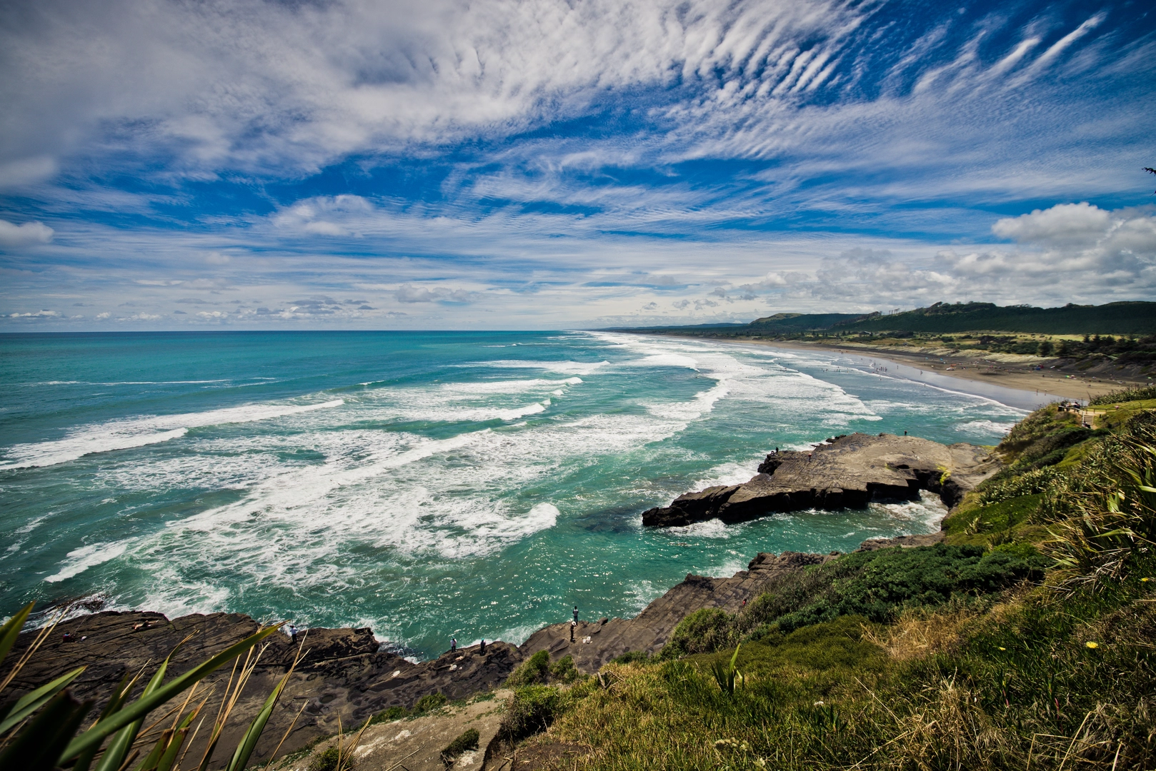 An image depicting the trail Muriwai Beach Loop and its surrounding area.