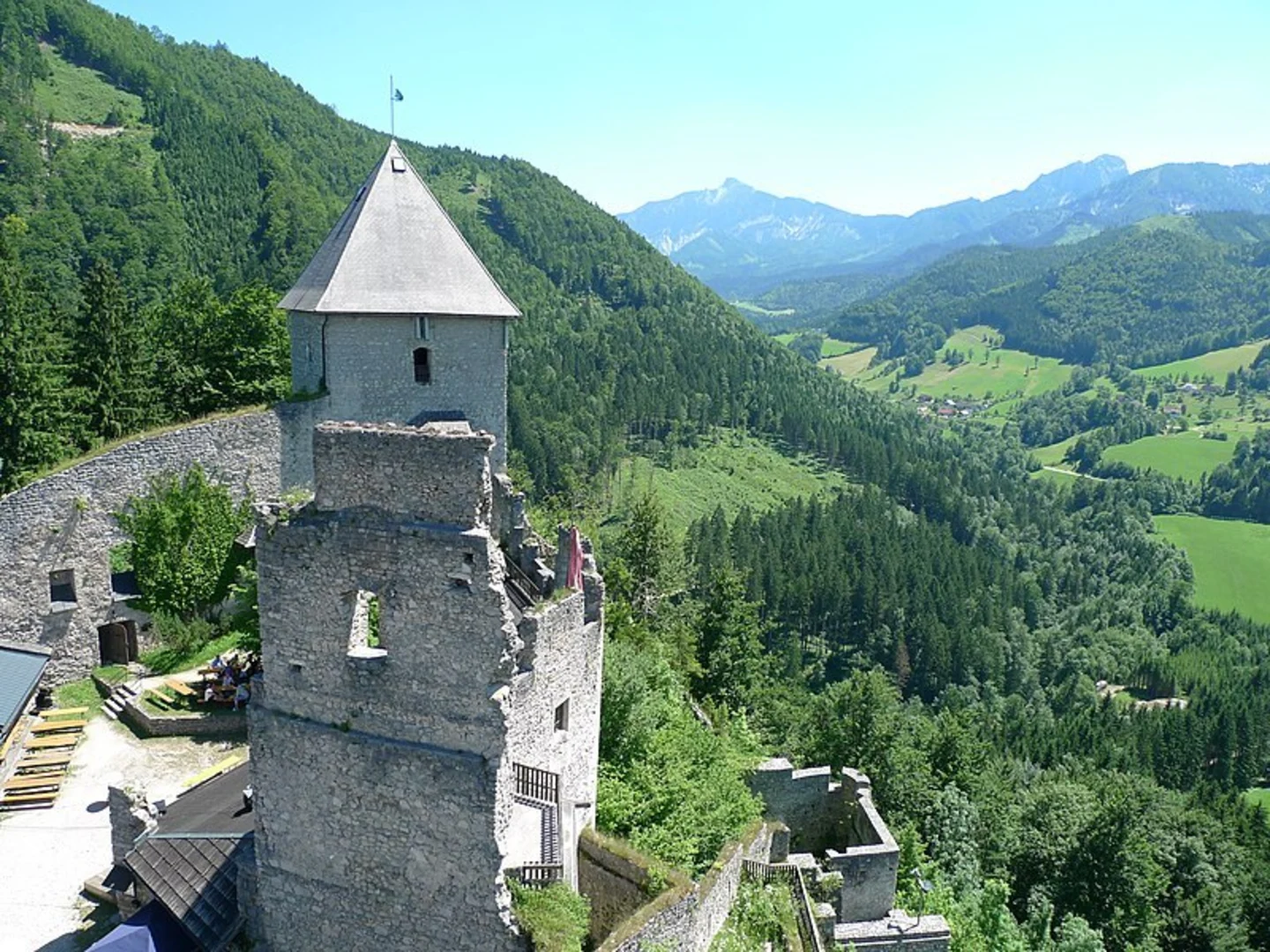 An image depicting the trail Spitzenbachklamm Valley and its surrounding area.