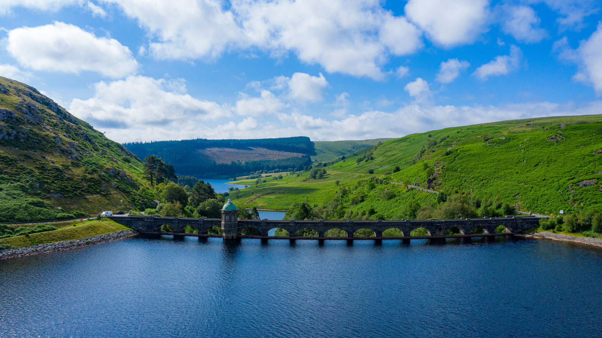 An image depicting the trail Elan Valley Way and its surrounding area.