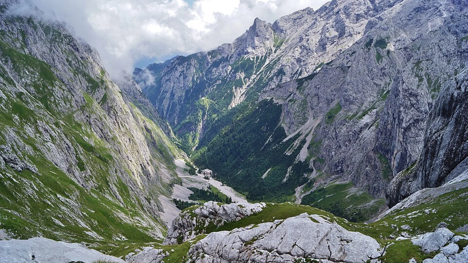 An image depicting the trail Alpspitzbahn Bergstation to Kreuzeckbahn Bergstation Walk via Knappenhäuser and its surrounding area.