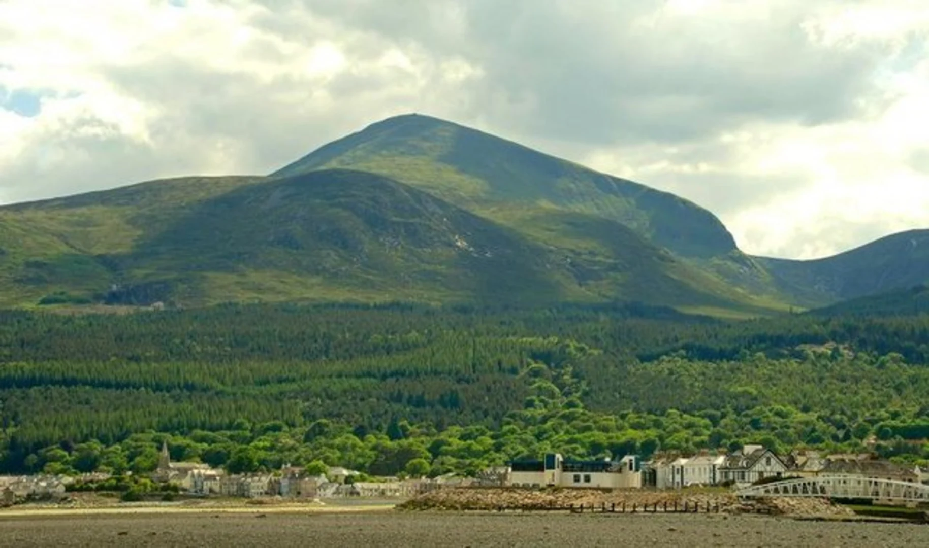An image depicting the trail Slieve Donard and Millstone Mountain Loop from Newcastle and its surrounding area.