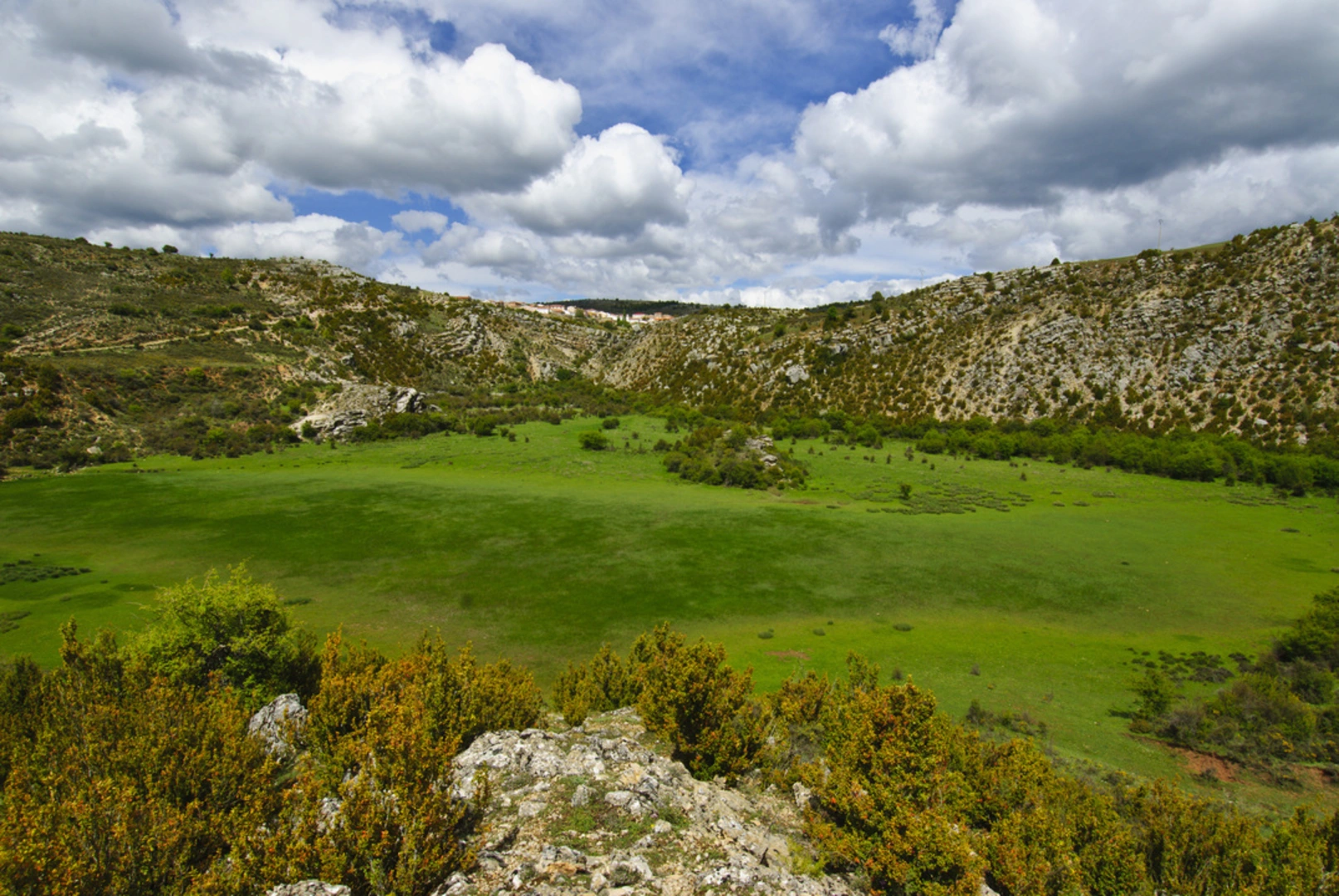 An image depicting the trail Cueva del Hoyo Trail PR CU 17 and its surrounding area.